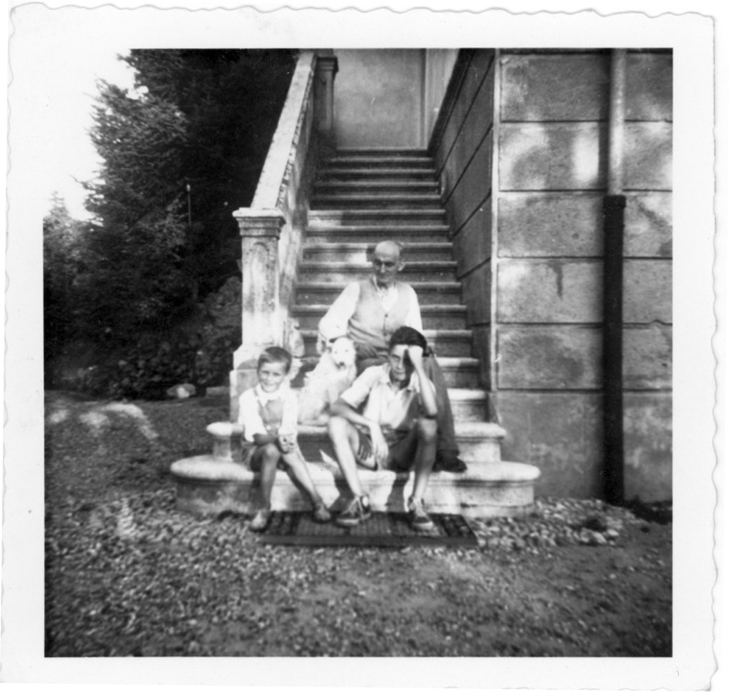 [1951?] San Fermo. Con il nonno Antonio Biondi il  fratellino Paolo e l’ottimo cane Fufi.