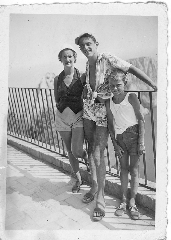 [1955 estate] A Positano con mia madre e mio fratello Paolo