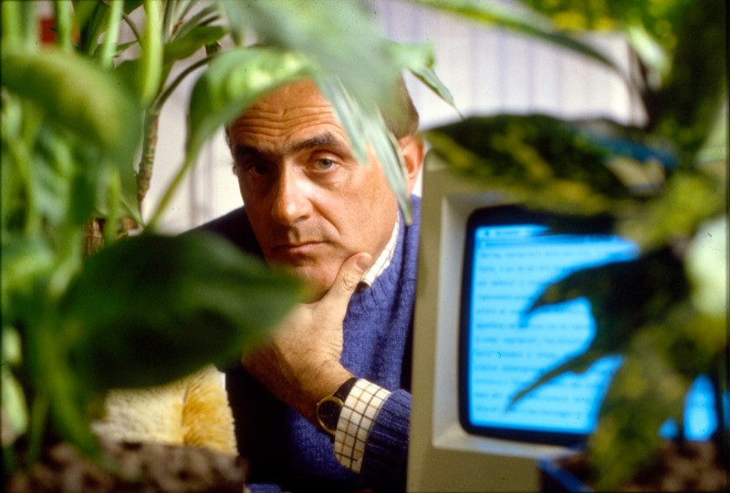 [1985 inizi] Io con il primo Mac 128kb (Foto Piero Raffaelli per settimanale Europeo)