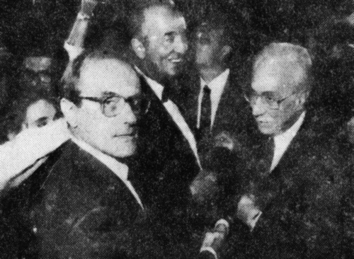[1985] Il Presidente Cossiga si congratula dopo il Campiello. Abilissimo mi fa girare in modo da porsi lui ai fotografi...