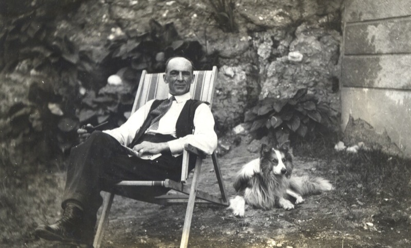 Nonno Antonio Biondi tornato da Londra nel giardino della casa di San Fermo (Co) con il fedele cane Bill (primi anni 1930)