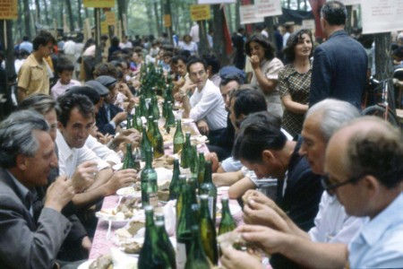 A un  festival popolare. A sinistra lo scrittore Dritero Agolli. Di fronte a lui il linguista Xevat Lloshi