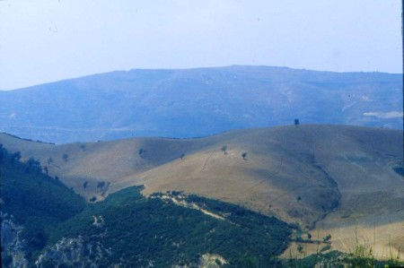 Viaggiando qua e là per un paese difficile, chiuso, ancora imperscrutabile
