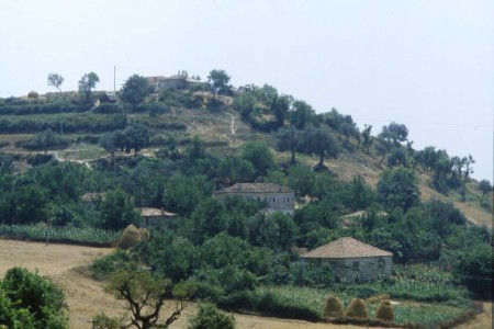 Viaggiando qua e là per un paese difficile, chiuso, ancora imperscrutabile