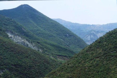 Viaggiando qua e là per un paese difficile, chiuso, ancora imperscrutabile