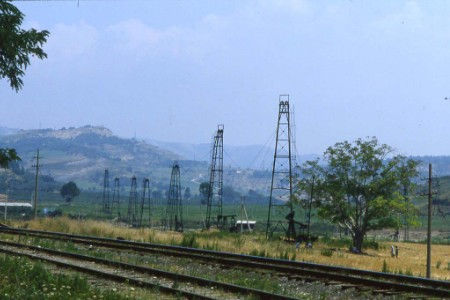 Viaggiando qua e là per un paese difficile, chiuso, ancora imperscrutabile