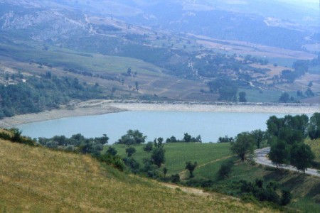 Viaggiando qua e là per un paese difficile, chiuso, ancora imperscrutabile