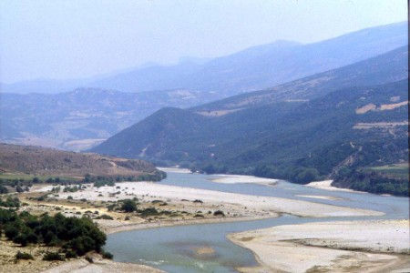 Viaggiando qua e là per un paese difficile, chiuso, ancora imperscrutabile