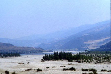Viaggiando qua e là per un paese difficile, chiuso, ancora imperscrutabile
