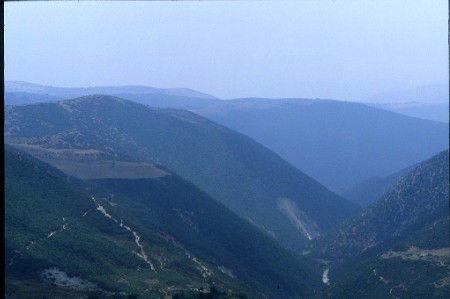 Viaggiando qua e là per un paese difficile, chiuso, ancora imperscrutabile