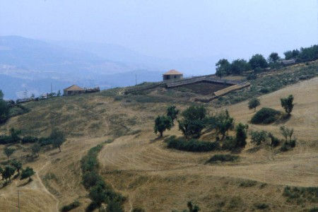 Viaggiando qua e là per un paese difficile, chiuso, ancora imperscrutabile