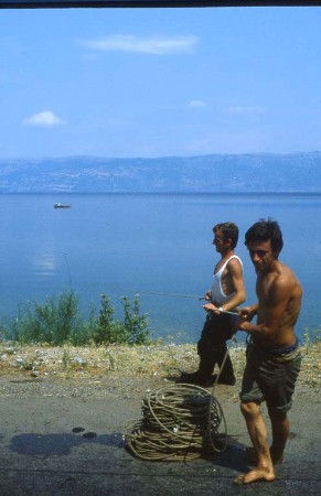 Viaggiando qua e là per un paese difficile, chiuso, ancora imperscrutabile