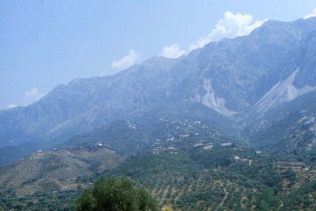 Viaggiando qua e là per un paese difficile, chiuso, ancora imperscrutabile