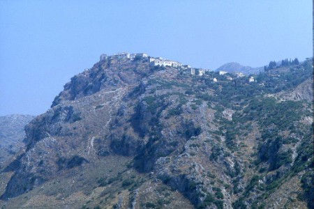 Viaggiando qua e là per un paese difficile, chiuso, ancora imperscrutabile