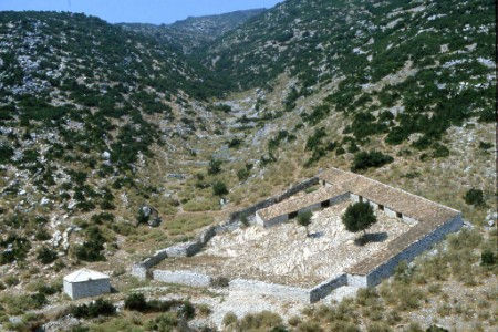 Viaggiando qua e là per un paese difficile, chiuso, ancora imperscrutabile