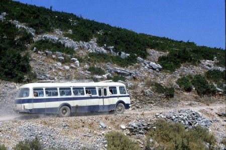 Viaggiando qua e là per un paese difficile, chiuso, ancora imperscrutabile