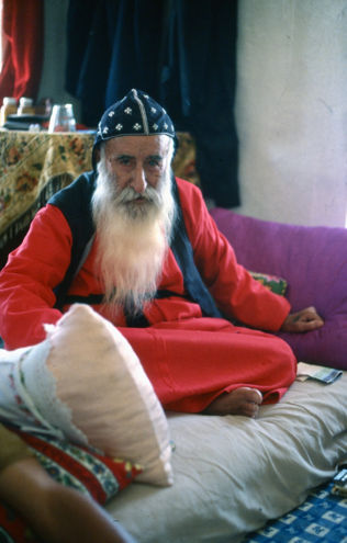 Il vescovo giacobita Javanis Bilgig di Mar Gabriel nell'agosto 1978