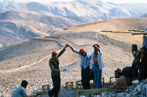 Curdi danzano ai piedi del Mausoleo di Antioco