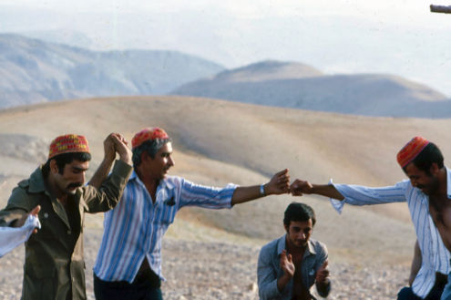 Curdi danzano ai piedi del Mausoleo di Antioco
