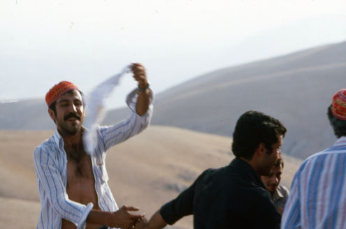 Curdi danzano ai piedi del Mausoleo di Antioco